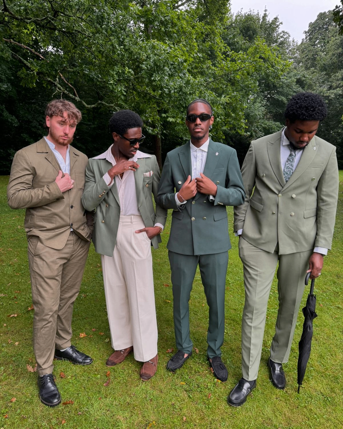 Heren in groene maatpakken als jungle-geïnspireerde dresscode referentie