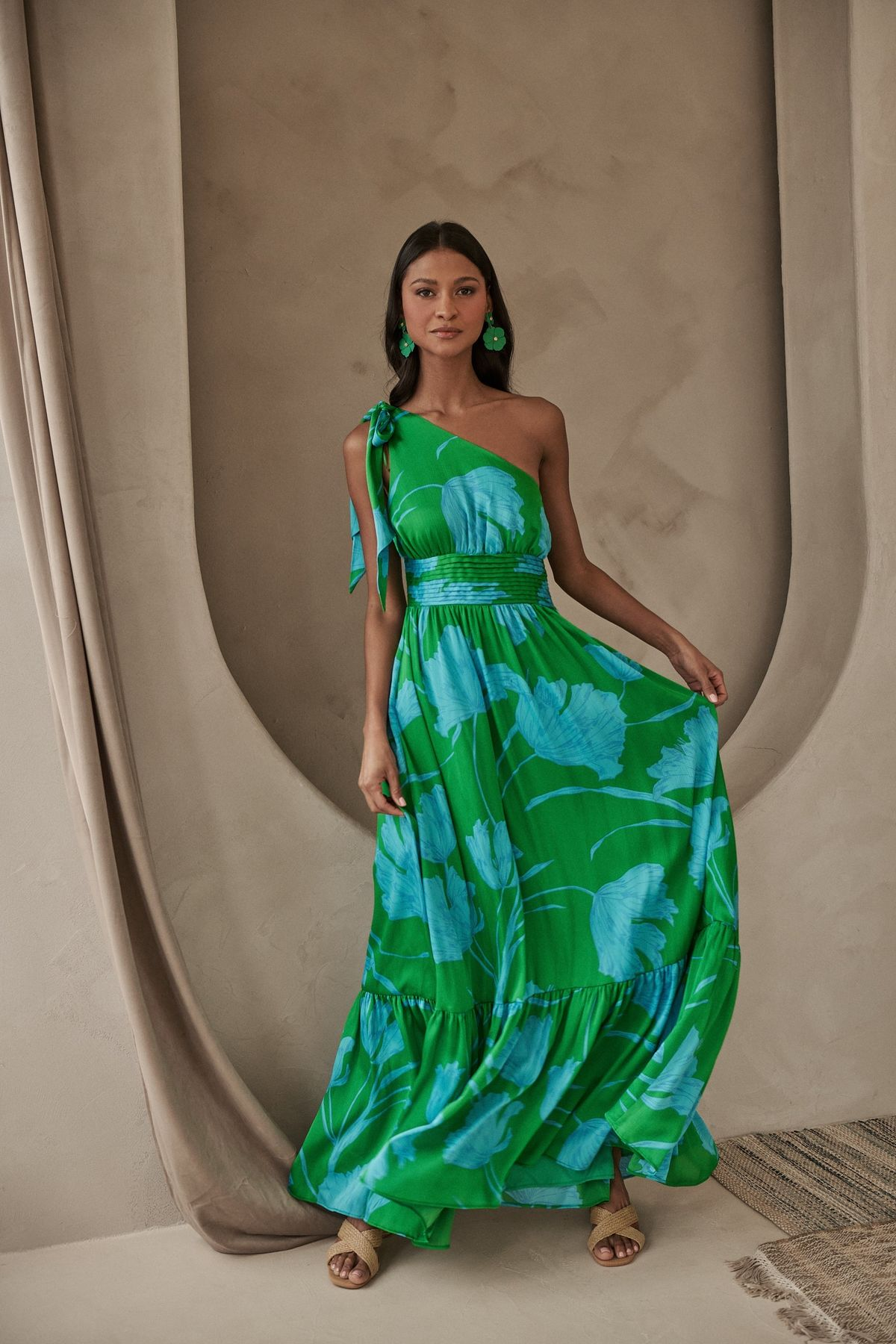 Groene one-shoulder jurk met tropical print als kleurrijke wedding guest look